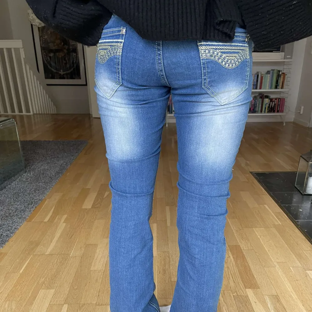 Ascoola vintage bootcut jeans med låg midja. Modellen är 165!. Jeans & Byxor.