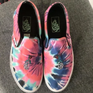 Vans skor  - Säljer mina unika Vans skor. Dom är aldrig använda. Äkta såklart. Storlek 40