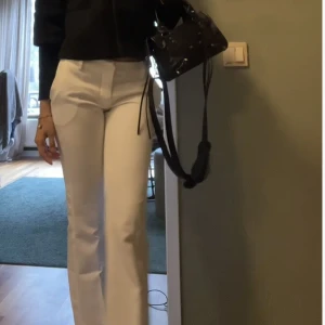 Kostymbyxor - Lågmidjade kostymbyxor från bikbok. Knappt använda så dem är i väldigt bra skick🫶🫶