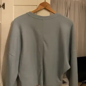 Säljer denna blåa snygga stickade tröjan då den aldrig kommit till användning! Storleken på tröjan är L men skulle säga att den passar M lika bra. Den är i nyskick. Hör av er vid intresse eller ev frågor!😀