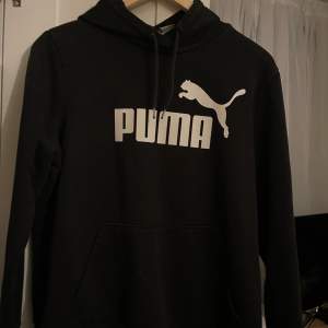 Säljer denna Puma hoodie då den aldrig kommit till användning och även är för liten för mig. Den är i nyskick. Det står att det är storlek Xl på lappen men den passar dig som har S i storlek. Hör av er vid intresse eller ev frågor!😁