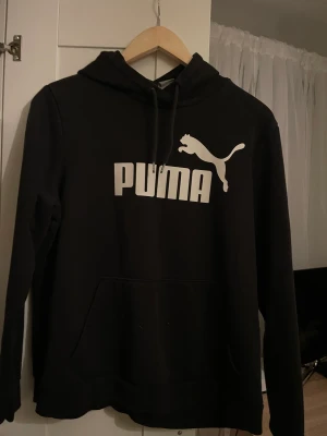 Puma hoodie - Säljer denna Puma hoodie då den aldrig kommit till användning och även är för liten för mig. Den är i nyskick. Det står att det är storlek Xl på lappen men den passar dig som har S i storlek. Hör av er vid intresse eller ev frågor!😁
