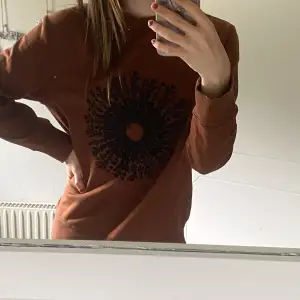 en unik brun tröja med lite bohemian/hippie/cottagecore vibes. inte använt den på evigheter + den är i bra skick