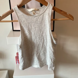 Snyggt grått linne  - Basic grått linne som passar alla stilar. Perfekt til lalla nya höst outfits. Är i väldigt bra skick.