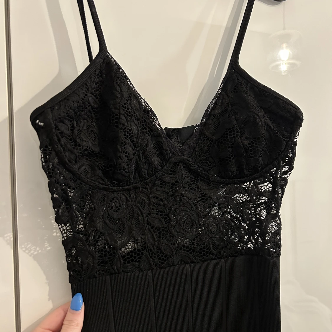 Svart klänning m spets överdel