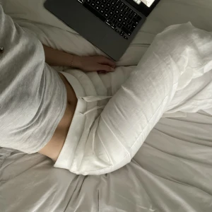 Alobha linnebyxor  - Säljer mina Lova Widerberg/alobha linnebyxor i strl s. Säljes då jag beställde två storlekar och det ej gick att returnera. Aldrig ens testade. Storleken jag har på mig på första bilden är xs