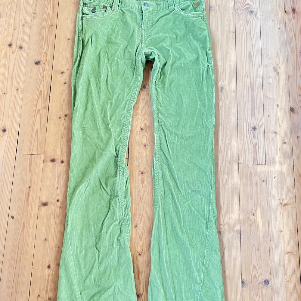 Lågmidjade byxor i Manchester i grönt. Med coola sömmar och detaljer. . Jeans & Byxor.