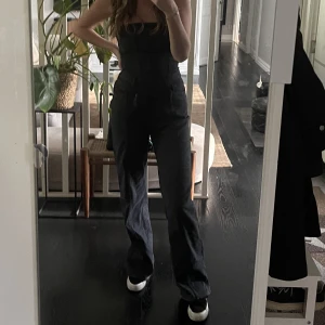 Jumpsuit - Så fin jeans jumpsuit från zara i mörkgrå, strl S använd 1 gång💕
