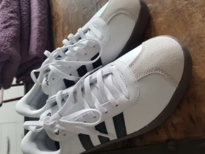 Adidas  - Nya oanvända  39.1/3 .