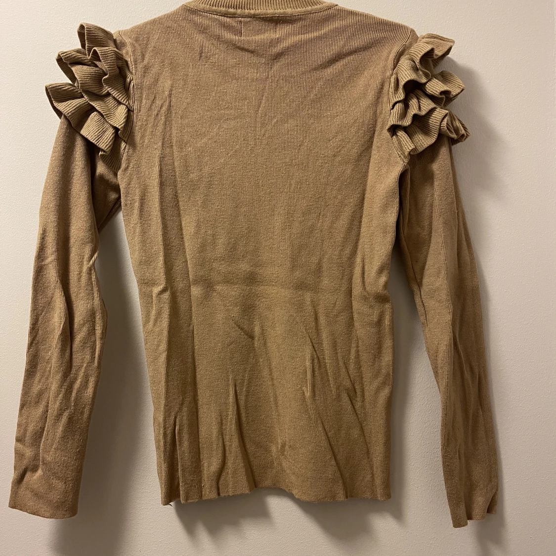 Stickad tröja med volang - 90