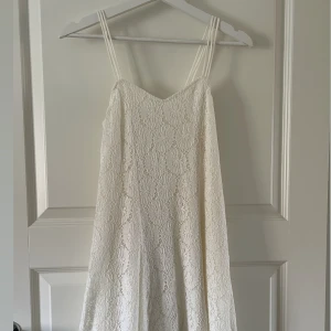 Spettsklänning  - Spetsklänning, med underklänning. Klänningen är aningen krämvit. Inköpt på Urban Outfiters från märket Pins and needles  Fint skick! Använd ytterst få gånger