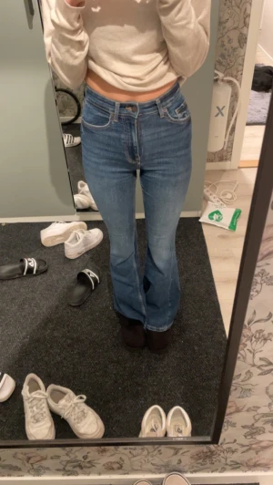jeans - mörk blåa högmidjade jeans som jag tänkte sälja då dom inte kommer till användning