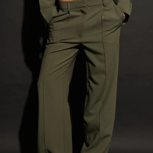 Hanna Schönberg kostynbyxor - Ett par kostymbyxor från Hanna Schönberg x Nakd, i princip oanvända. Super snygga och populära