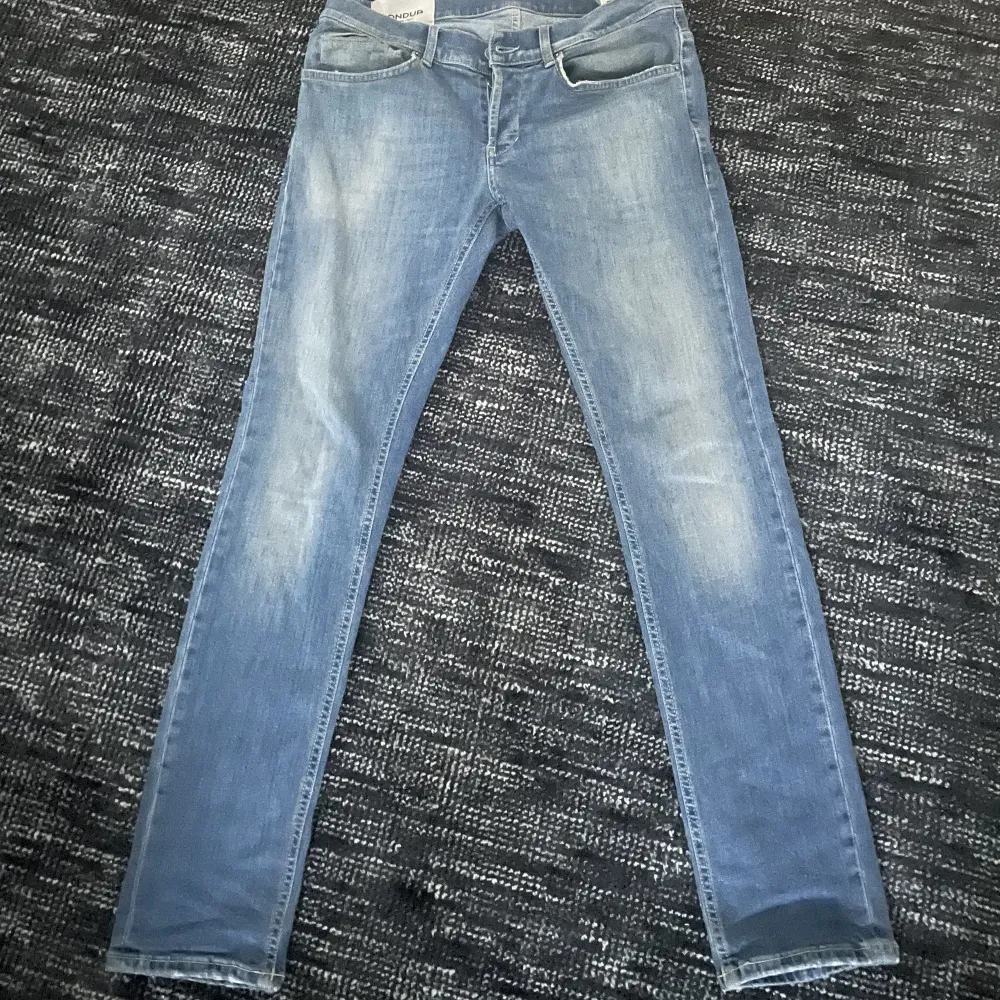 Säljer dessa tvärfeta dondup jeans i storlek 33. 2 små flaws som inte syns vid användning men pga de är priset lågt! Modellen är George, vid fler frågor eller funderingar skriv! Priset är alltid förhandlingsbart🤝. Jeans & Byxor.