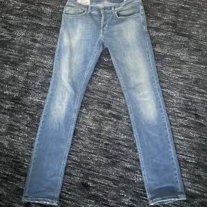 Säljer dessa tvärfeta dondup jeans i storlek 33. 2 små flaws som inte syns vid användning men pga de är priset lågt! Modellen är George, vid fler frågor eller funderingar skriv! Priset är alltid förhandlingsbart🤝