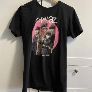 Jättefin svart Gorillaz tröja med tryck på framsidan, storlek M, köpt på Hot Topic, använd men i fint skick, lappen i nacken är lite svår att avläsa