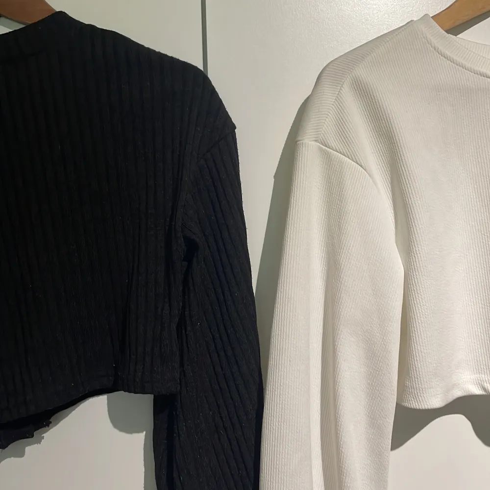 Säljer två fina tröjor i storlek 36, en svart en vit i olika material. Bild 3 visar en liten, liten fläck som finns längst ner på framsidan av den vita tröjan. . Toppar.