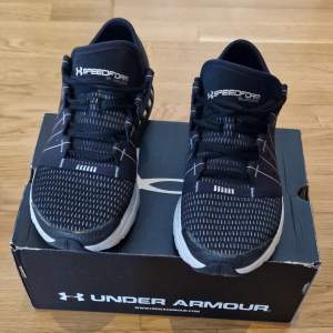 Säljer dessa Under Armour Sneaker då dem aldrig kommit till användning. Helt nya! Nypris: 999kr