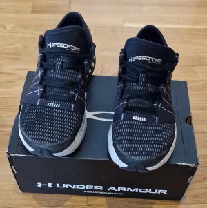 Under Armour sneakers - Säljer dessa Under Armour Sneaker då dem aldrig kommit till användning. Helt nya! Nypris: 999kr