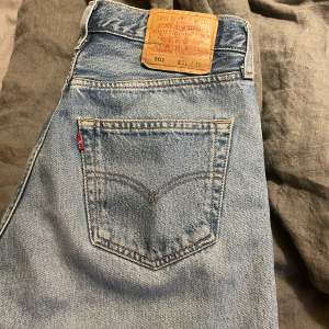 Säljer mina lågmidjade Levis jeans 501, jättesnygga jeans ocj använda fåtal gånger 