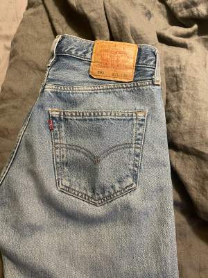 Säljer mina lågmidjade Levis jeans 501, jättesnygga jeans ocj använda fåtal gånger 