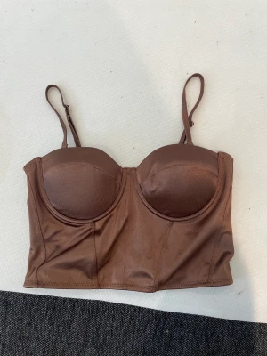 Brun topp - Brun topp köpt på new yorker.  Klippte bort lapparna men insåg i efterhand att den är lite för liten i kupan för mig.  Man kan välja att ta bort axelbanden