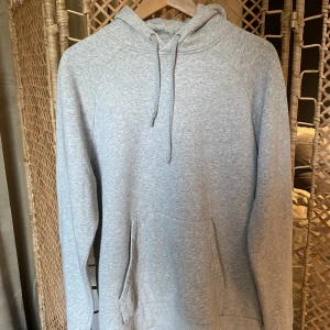 A Day’s March Hoodie - Säljer en hoodie från A Day’s March i bra skick. Storlek medium. Regular fit.