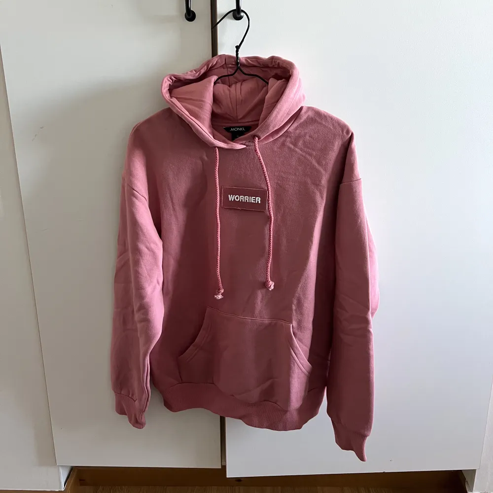Superfin oanvänd hoodie (hallonfärgad) med avtagbar patch (se bild 2) i storlek XS (passar även storlek S, lite oversize fit). Mötas upp i Stockholm eller fraktas!. Hoodies.