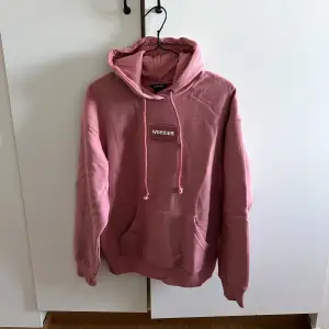 Superfin oanvänd hoodie (hallonfärgad) med avtagbar patch (se bild 2) i storlek XS (passar även storlek S, lite oversize fit). Mötas upp i Stockholm eller fraktas!