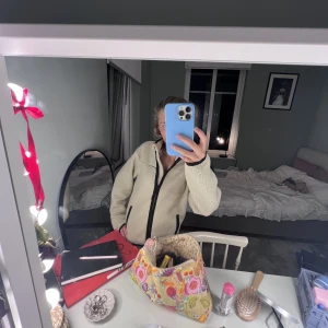 Teddy jacka - Så mysig teddy jacka!! Älskar och så najs nu till hösten!! Knappt avnvänd😊😊🙌