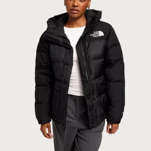Jacka - The North Face jacka  Säljer för jag vill ha en ny den har ett hål där back men de har jag kallat igen så de snus inte ens kom privat för fler bilder❤️inte anvönt speciellt mycket för den e lite stor för mig. 3000 original pris Passar allt från xs/s