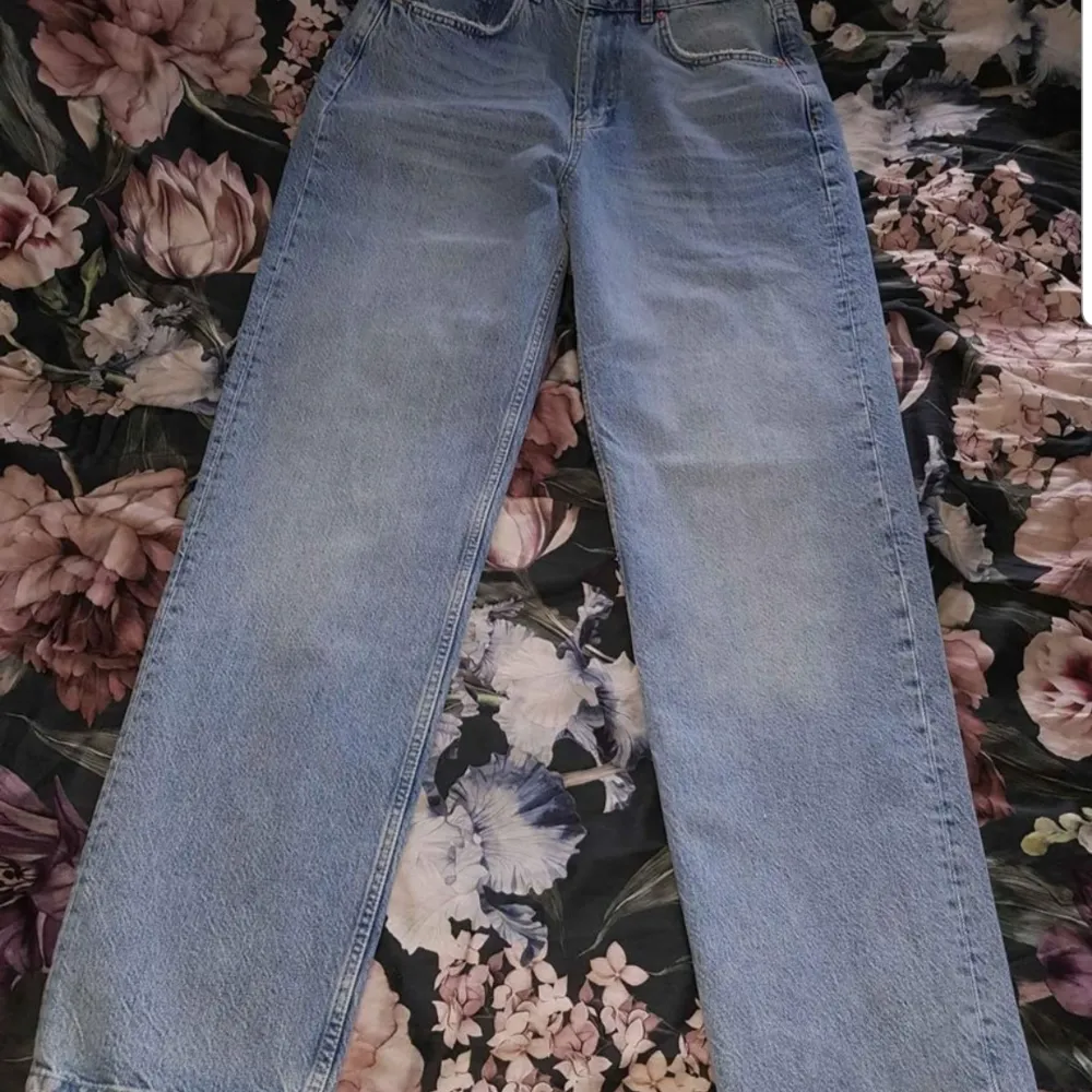 Hobnob X Gina Tricot. Straight jeans med en normal passform. Jeansen är blåa och har en hög midja. De är gjorda av denim och har raka, långa byxben, låg stretch och fickor fram och bak.. Jeans & Byxor.