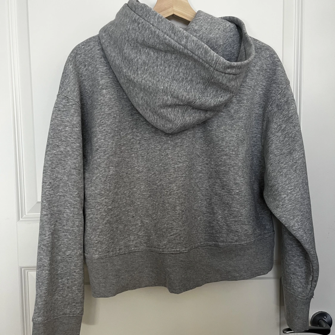 Grå hoodie med luva  - 91