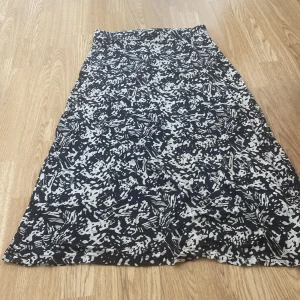 Långkjol mönstrad - Lång kjol mönstrad svart/beige