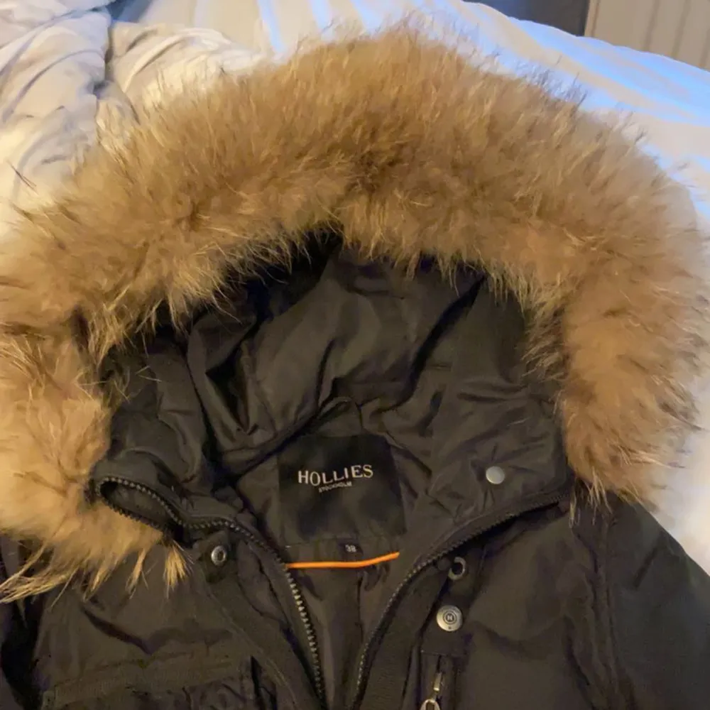 Säljer min vinter jacka från Hollies, använd 1 vinter och är i väldigt bra skick. Storlek 38 men funkar för 36.   Ny pris - 4500kr Mitt pris - 1500kr Pris kan diskuteras. Jackor.