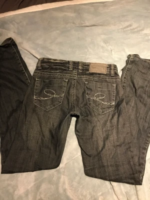 Låg midjade byxor med lose wide leg - Säljer mina Lågmidjade byxor de är lose och wide vid benen och har varit mina favoriter men nu är de för små