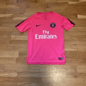 Psg tränings tshirt  - Om ni hejar på PSG så är den här för er! Skönt material . Själv gillar jag inte PSG så det är därför jag säljer den