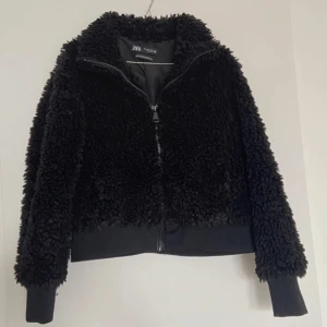 fluffig jacka - säljer den a supersnygga fluffiga jackan ifrån zara i storlek s ❤️