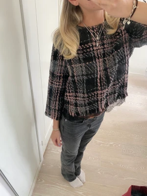 Stickad tröja  - Såå snygg stickad tröja med trekvartsärmar från zara, storlek L men sitter mer som en S
