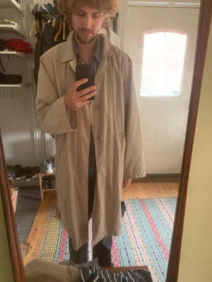 Trenchcoat/kappa beige - Finfin vintage trenchcoat perfekt inför hösten. Jag(på bilden) är 191cm