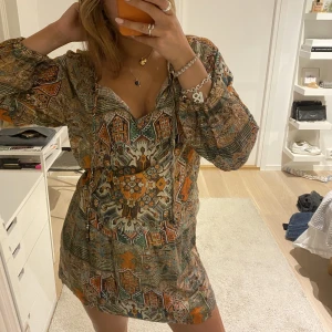 Mönstrad klänning - Jättesöt mönstrad klänning köpt second hand. Superfin till en middag💕