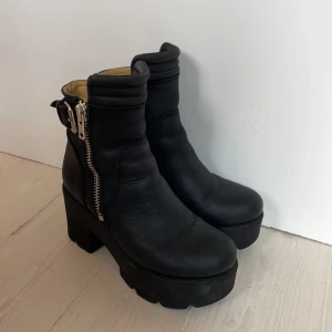 Johnny Bulls boots  - Johnny Bulls stövlar/ boots i läder med dragkedjedetaljer.   Modell: Johnny Bulls 5025 sprinter black skiny gold 