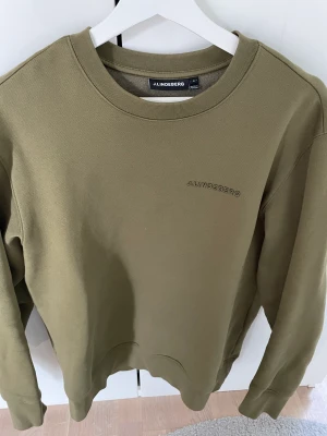 J. Lindeberg sweatshirt - Säljer nu min snygga J. Lindeberg-sweatshirt i storlek S/M. Mycket fint skick och nästan oanvänd. köpt för 1200.