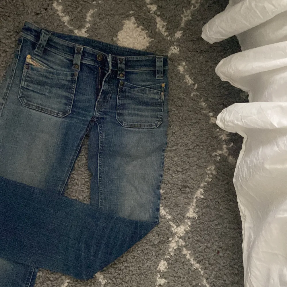 Säljer dessa äkta diesel low waist Jeans! Har en pytte liten defekt med ett litet hål vid ”drag kedjan ” på jeansen men syns ej på och inte när det e på marken! Säljer för 500 + frakt 69 pågrund av märket! ❤️kontakt för mer info . Jeans & Byxor.