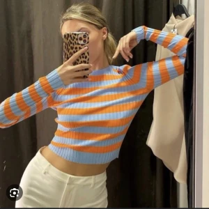 Zara långärmad topp - En skitsnygg tröja från zara som inte kommer till användning längre. Storlek S och använd ett fåtal gånger bara. 