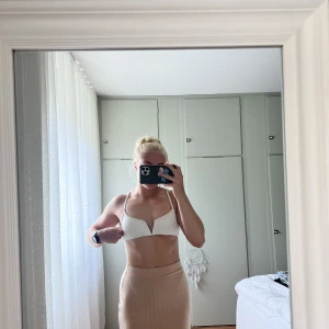 Oanvänd bikinitopp - Vit superfin bikinitopp, aldrig använd dock för har andra jag föredrar. Har i-lägg i! Strl M men passar bäst en strl S