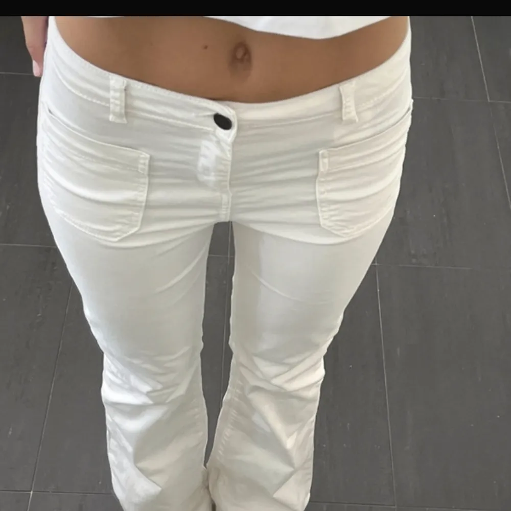 Vita byxor ifrån zara helt nya med prislapp på, de är samma på bilden bara att fickorna är lite andurlunda ❤️lånade bilder. Jeans & Byxor.