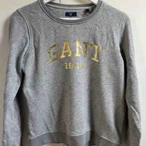 Grå sweatshirt från Gant. Använd men skicket är väldigt bra. Finns inga direkta tecken på användning.