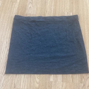 Kort kjol - Kort grå kjol