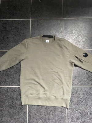 C.P Company tröja  - Säljer en fet C.P Company tröja som har väldigt bra skick! Ny pris:1100